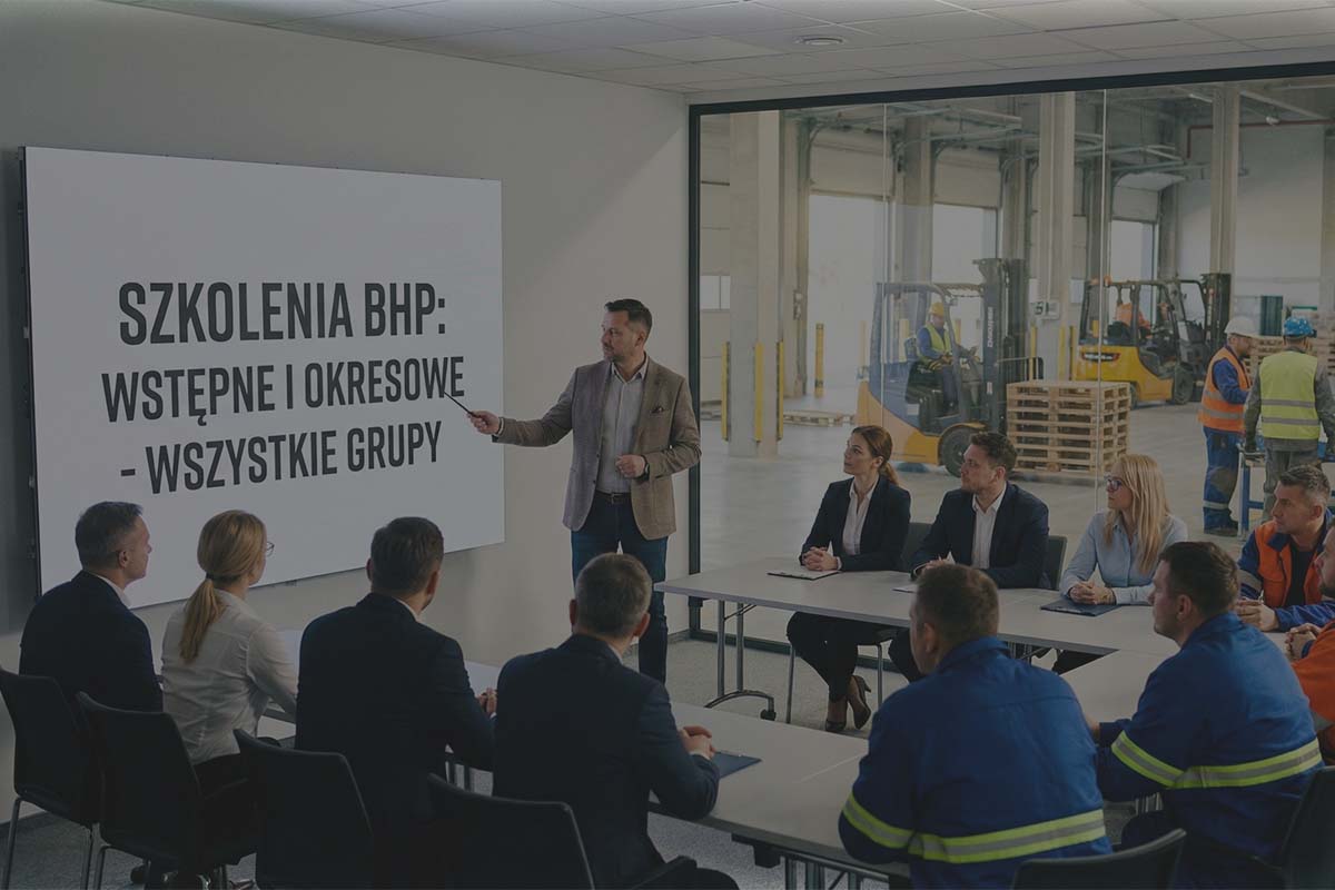 Szkolenie BHP dla grup mieszanych (pracownicy biurowi i fizyczni). Na ekranie napis: "SZKOLENIA BHP: WSTĘPNE I OKRESOWE - WSZYSTKIE GRUPY"