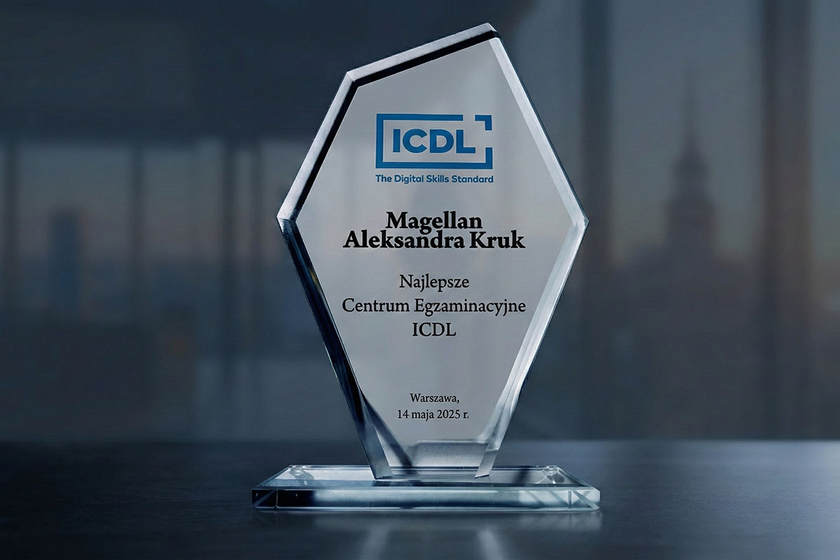 Statuetka dla Najlepszego Centrum Egzaminacyjnego Roku 2025 przyznana firmie ProjektEdu przez Polskie Towarzystwo Informatyczne.