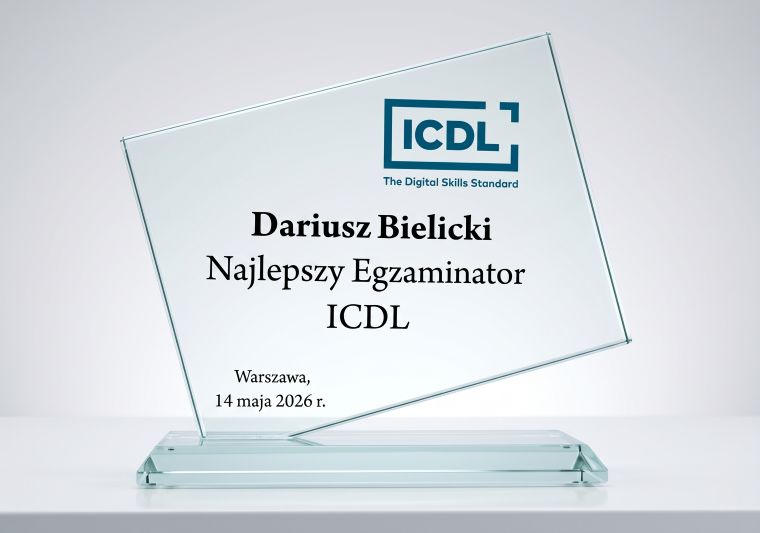 Szklana statuetka dla Dariusza Bielickiego jako Najlepszego Egzaminatora ICDL na czystym, jasnym tle.